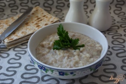 Готово! Дважды, а то и трижды прогоните все через мясорубку. Добавьте перчика по вкусу. Хорошо перемешайте и подайте с мацой или просто с хлебом.