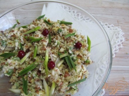 Салат из курицы грибов и арахиса