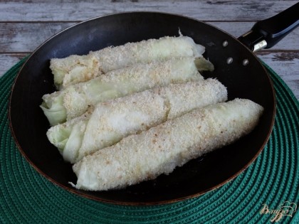 Обжаривайте сосиски в капустных листах на сковороде, используя постное масло.