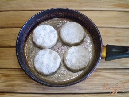 Жарим на большой огне на масле до румяной корочки.