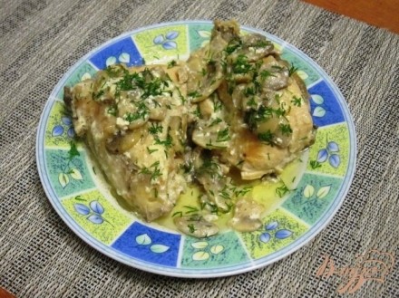 Тушенная курица со сметаной и грибами