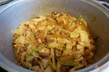 Рагу с фасолью,капустой и куриной грудкой готова.