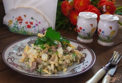 Готово! Заправляем салат майонезиком. Добавляем соль и перец по вкусу. В салат дополнительно можно добавить разнообразную зелень, что только улучшит салат и его вкусовые качества.