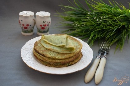 Готово! Подайте блинчики к столу. Они вкусные. Так легко можно деткам дать столь полезный шпинат.