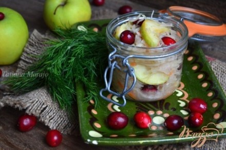 Квашеная капуста с яблоками и клюквой