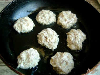 Разогрейте сковороду с постным маслом. Руками, смоченными в холодной воде, из рыбного фарша скатайте небольшие котлетки, обваляйте их в муке и обжарьте с двух сторон по 3 минуты.