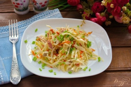 Готово! Подайте салат к столу. Салат очень вкусный, сочный. Все кажется таким простым, но на вкус великолепный. Так и тянется рука попросить добавки.