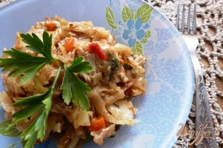 Капуста с восточными травами, тушеная с курицей