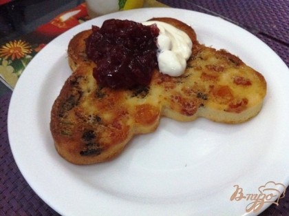 Готово! Очень вкусный манник, в прямом смысле тает во рту! Подаем со сметаной и джемом,  у меня брусничный. Приятного аппетита))