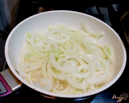 Лук нарезаем полукольцами.