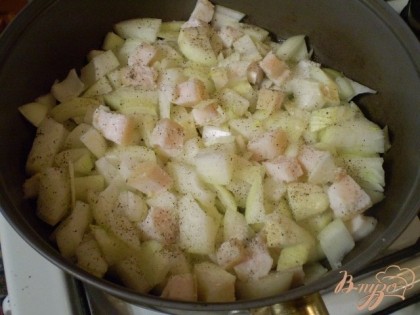 На разогретую сковороду наливаем растительное масло. Кладем лук и сало. Солим, перчим и начинаем жарить.