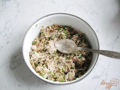 Шампиньоны, зеленый лук и отварное мясо солим и перчим по вкусу. Перемешиваем. Начинка для блинчиков готова.