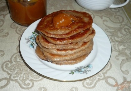 Готово! Подаю с медом. Такие постные оладушки вкусные в горячем виде, холодные они становятся немного резиновыми. Впрочем, остывать они обычно не успевают. Приятного аппетита!