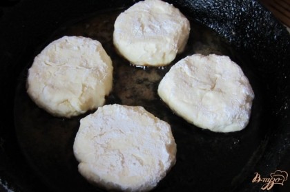 Выкладываем на разогрею сковороду с подсолнечным маслом.