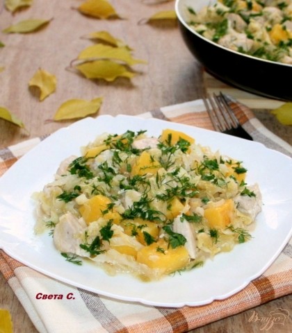 При подаче тушеную капусту с тыквой, яблоком и курицей посыпать мелко нарезанной зеленью укропа и петрушки. Приятного аппетита!