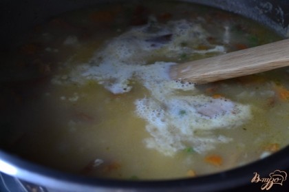 В самом конце влить сливки, добавить соль и специи по вкусу.