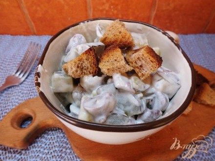 Салат с соленым огурцом и куриными сердечками