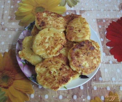 Готово! Выкладываем сырники на тарелку и зовем всех к столу. Очень вкусно сочетаются сырники с зеленым чаем и сметанкой. Приятного всем аппетита.