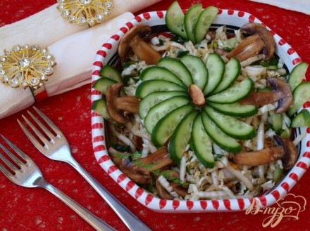 Салат с пекинской капустой,сырыми шампиньонами и фисташками