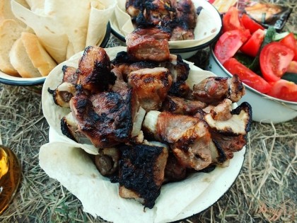 Готово! Подаем шашлык с овощами и другими закусками. Кушайте на здоровье..