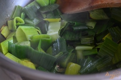 В кастрюльке с оливковым маслом под закрытой крышкой тушим , помешивая время от времени, 15 мин.