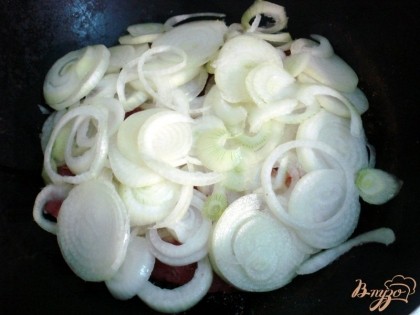 Мясо накрываем луком, второй половиной.