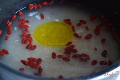 Залить водой или овощным бульоном , добавить оливковое масло, соль по вкусу.Варить 10 мин. на тихом огне.