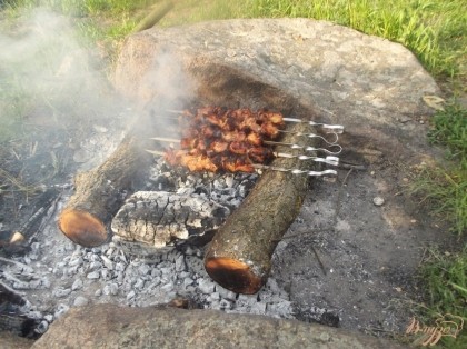 Жарят шашлык такой как и обычно, на углях. Желательно использовать фруктовые деревья для дров. Готовится он немного быстрее обычного, поскольку нежнее. Поливать при жарке такой шашлык нужно простой водой.