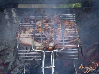 Не забывайте переворачивать. Цвет мясо имеет темный благодаря уксусу.