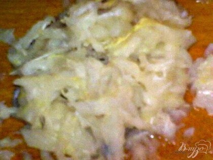 Мясо рыбы отделить от костей и кожи.