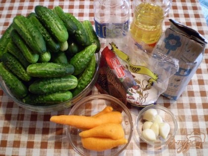 Приготовим продукты. Огурцы вымыть, морковь и чеснок почистить.