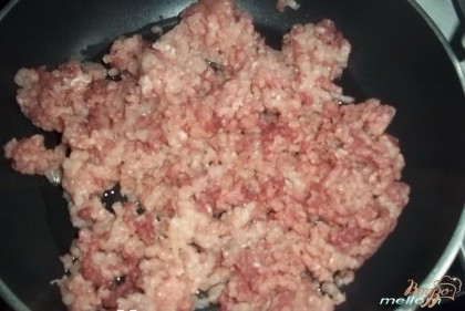 Фарш я приготовила сама из свиного и куриного мяса.Картофель отварить в мундире, остудить и очистить и порезать кружочками.С помидор снять шкурку и пюрировать в блендере.Фарш обжарить на растительном масле (надо добавить и репчатый лук, но я не люблю его, поэтому делаю без него) минут 7, пока фарш не станет рассыпчатым.