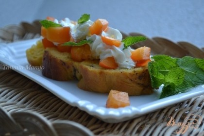 Украсить взбитыми сливками и кусочками фруктов или ягод.