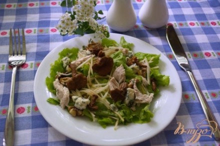 Сочный салат с голубым сыром и курицей