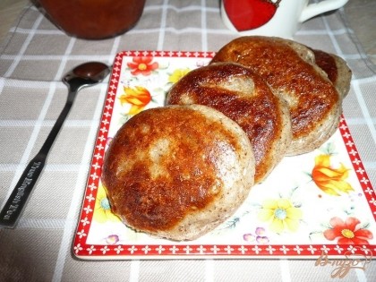 Готово! Подаем оладушки с медом или вареньем. Вкуснее они в горячем виде. Приятного аппетита!