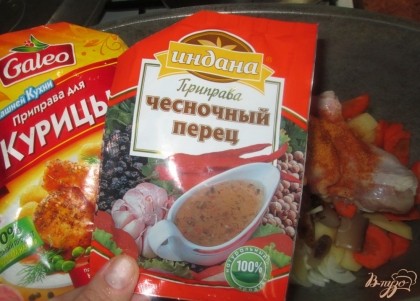 Посыпаем приправой для курицы и чесночным перцем.