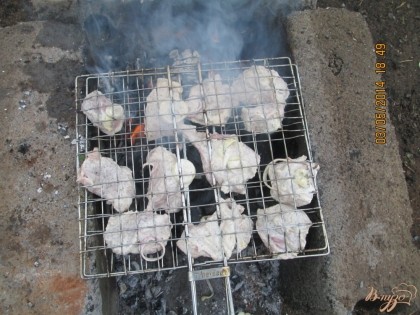 Выложите мясо на сетку и запеките его с одной стороны и с другой стороны.