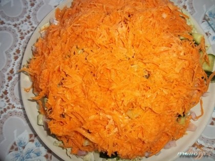 4 слой: огурцы, порезанные кубиками.5 слой: морковь с чесноком.