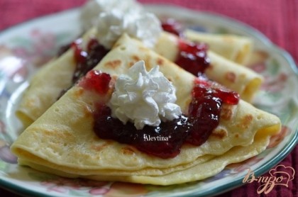 Готово! Подаем горячими с джемом и сливками взбитыми по желанию.