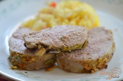 Готово! Подаем вырезку с готовым рисом и овощами. Приятного аппетита.