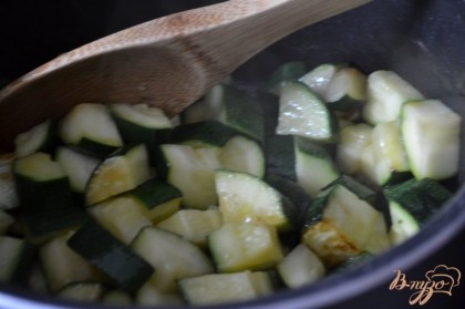 На оливковом масле обжарить кусочки цукини до румяного цвета.