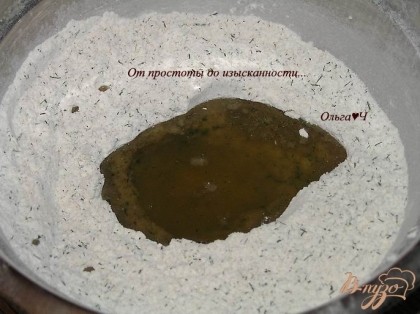 Влить масло, мятный сироп и воду, хорошо перемешать