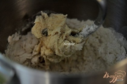 В миксере смешать молоко теплое с дрожжами, мукой, солью, лимонным экстрактом. На средней скорости взбивать и добавлять по одному кусочку масла за раз после каждого взбивания.