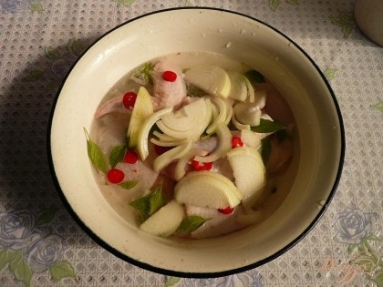 Заливаем всё минеральной водой ("Боржоми"). Оставляем мариноваться при комнатной температуре на 2-3 часа.