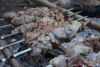 Не стоит забывать, что большие куски мяса нужно жарить на малом жару, иначе они подгорят, а внутри останутся сырыми. А кусочки небольшого размера лучше готовить на сильном - на малом жару они рискуют истечь соком, мясо будет сухим.