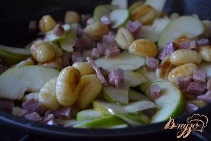 На сковороде на оливковом и сливочном масле обжарить ньокки, кубики ветчины и ломтики яблока, в течении 10 мин. Соль и специи добавляем по вкусу.