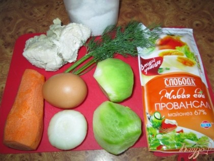 Подготовим продукты для салата. Почистим морковь, лук и редьку. Сварим вкрутую яйца. Отварим куриную грудку.