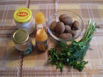 Приготовьте необходимые продукты. Картофель тщательно вымойте, и отварите в кожуре до готовности, у меня ушло 30 минут, так как картофель не крупный. Остудите о=его немного.