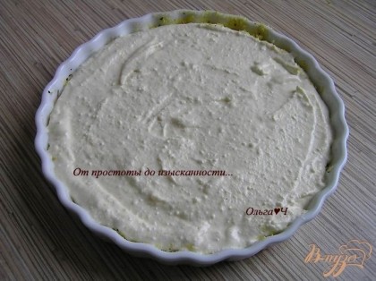 Выложить массу в форму, смазанную маслом и псыпанную сухарями.