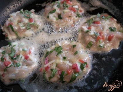 Ложкой выкладываем оладьи на разогретую с маслом сковороду.